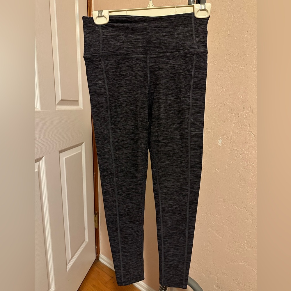 Victoria’s Secret Incredible Essential Legging Black Heather 7/8 length Size 6